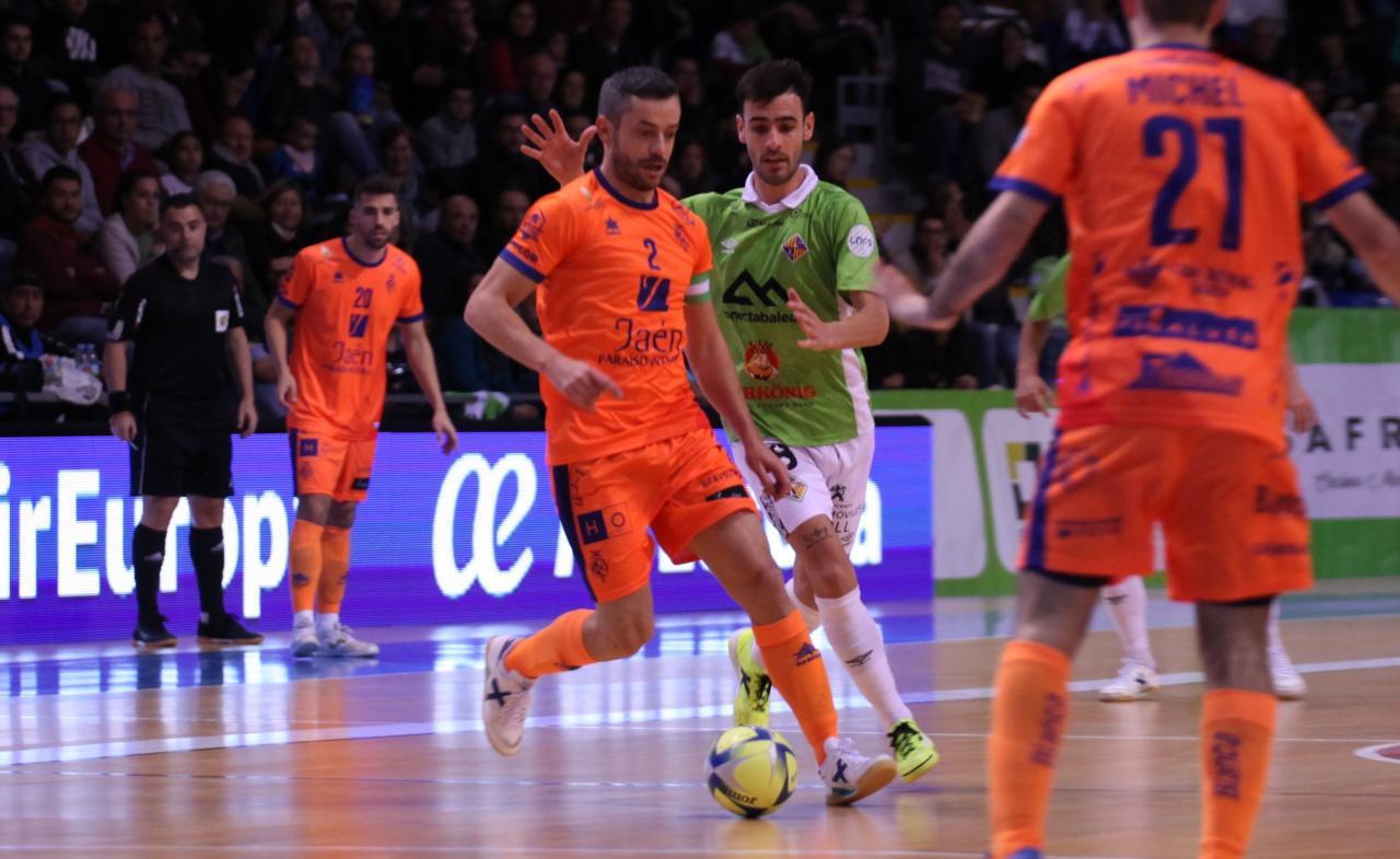 Mauricio, del Jaén Paraíso Interior, conduce el balón ante la presencia de Eloy Rojas, del Palma Futsal