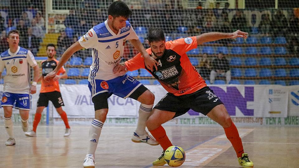 Lucho, jugador del Pescados Rubén Burela, protege el balón ante Tabuenca, del Fútbol Emotion Zaragoza.