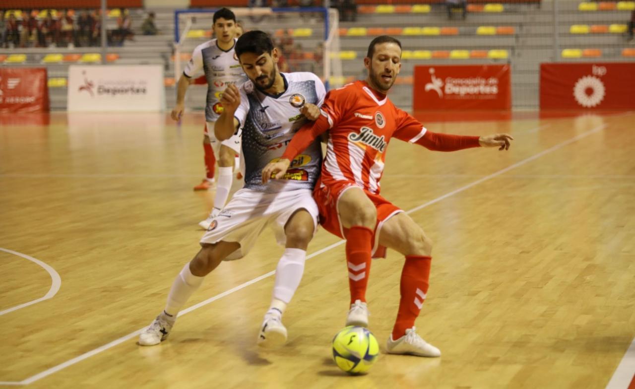 Fernández, del Jimbee Cartagena, controla el balón ante la presencia de Lemine, del Aspil Jumpers Ribera Navarra