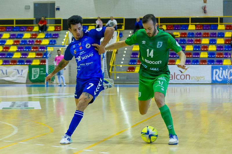 Javi Amorós, del BeSoccer UMA Antequera, conduce el balón ante Peloncha, del Bisontes Castellón 
 Foto: ISO 100 Press