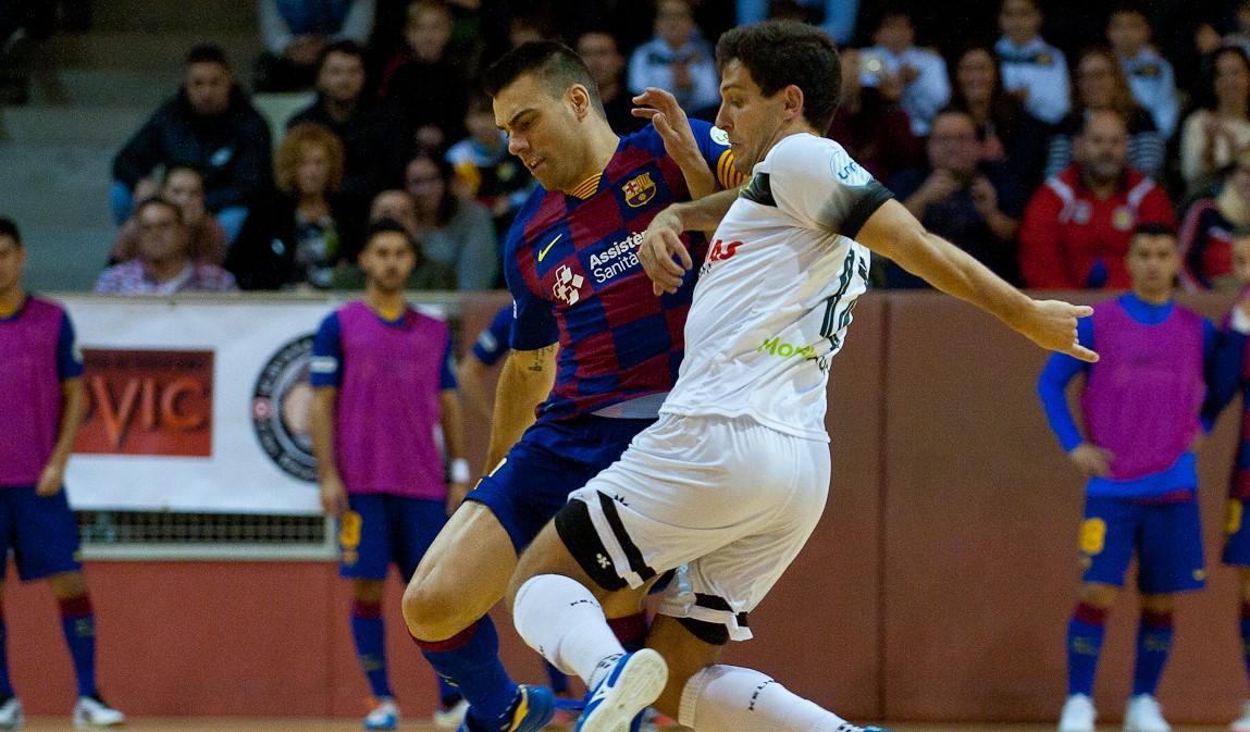 Sergio Lozano, del Barça, y Albert Cardona, de Industrias Santa Coloma, pugnan por el balón