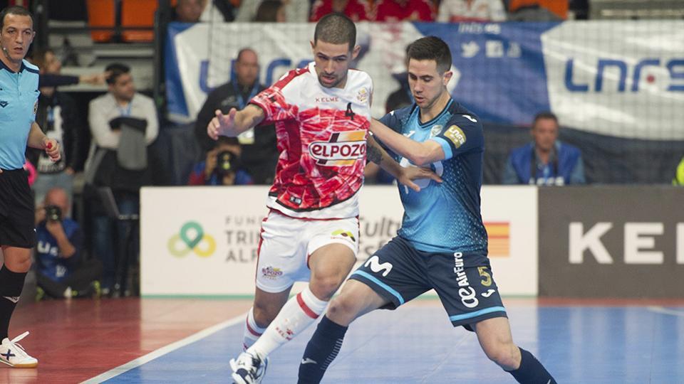 Felipe Valerio, jugador de ElPozo Murcia, ante Bebe, de Movistar Inter.