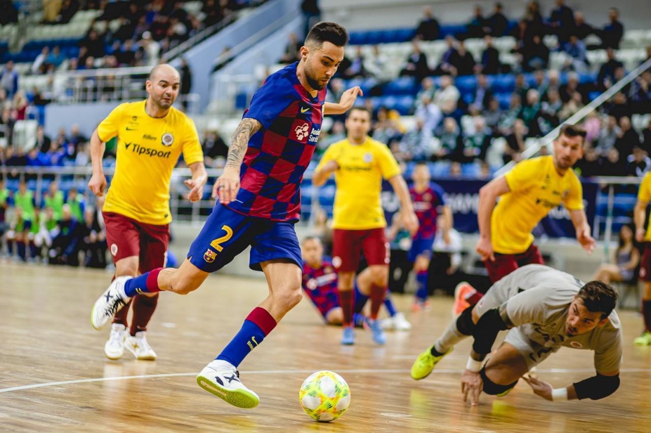 Aicardo, jugador del Barça, dispara ante  Vahala, del Sparta Praga, en la UEFA Futsal Champions League