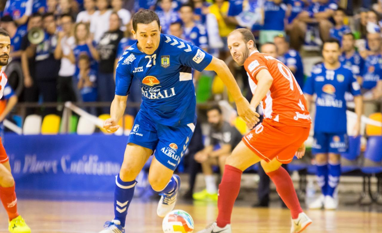 José Ruiz, del Viña Albali Valdepeñas, conduce el balón ante la presencia de Fernández y Juanpi, del Jimbee Cartagena