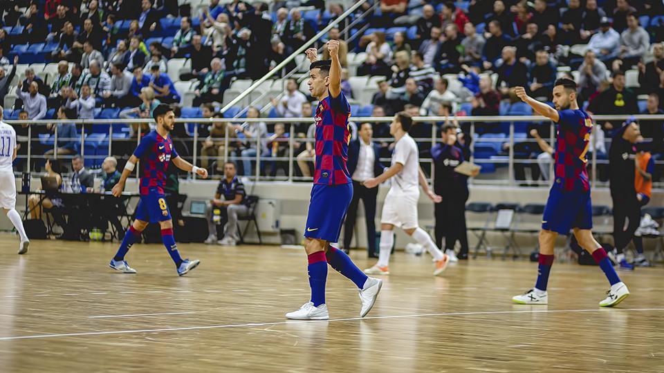 Los jugadores del Barça celebran un tanto.