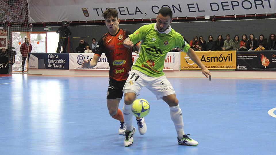 Ximbinha, jugador del Palma Futsal, protege el balón ante Uge, del Aspil-Jumpers Ribera Navarra.