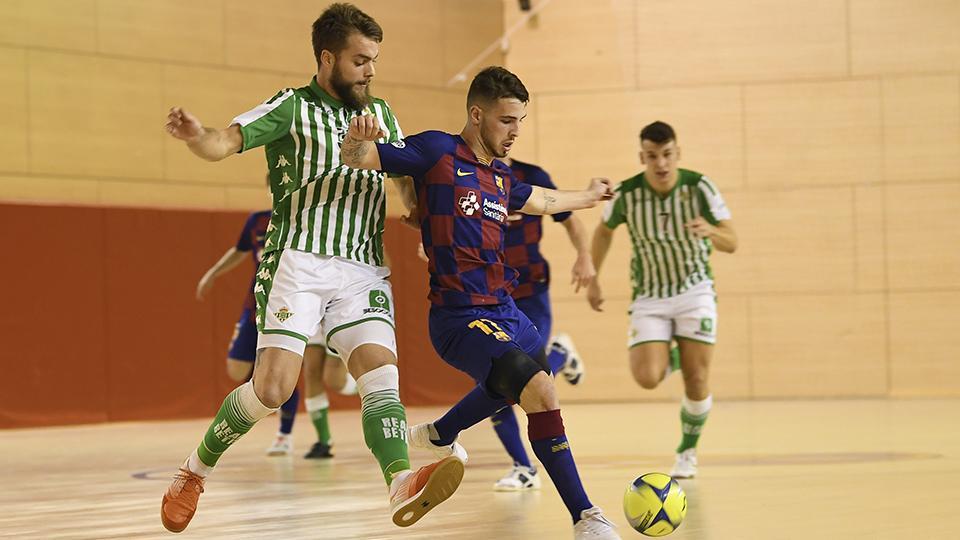 Rufino, jugador del Barça B, protege el balón ante Víctor Arévalo, del Real Betis Futsal.
