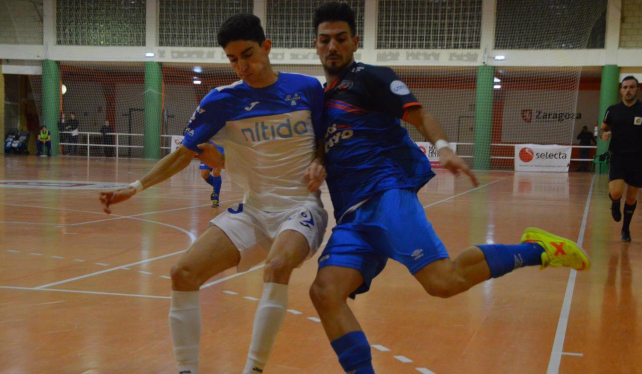 Pasamón, del Azulejos Colo Colo, disputa el balón ante Nacho García, del Nítida Alzira 
 Foto: Pedro Luis Serrano