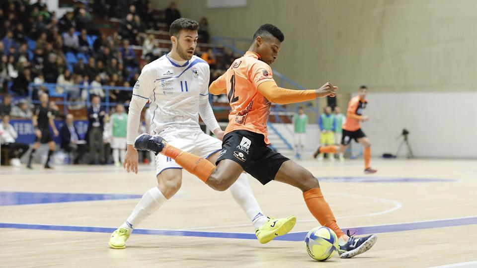 Renato, de Pescados Rubén Burela, envía el balón ante Saura, de O Parrulo Ferrol.