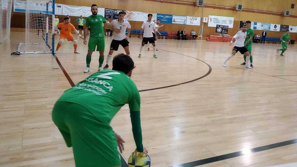 Alberto, jugador de Santiago Futsal, saca un córner ante Rivas Futsal.