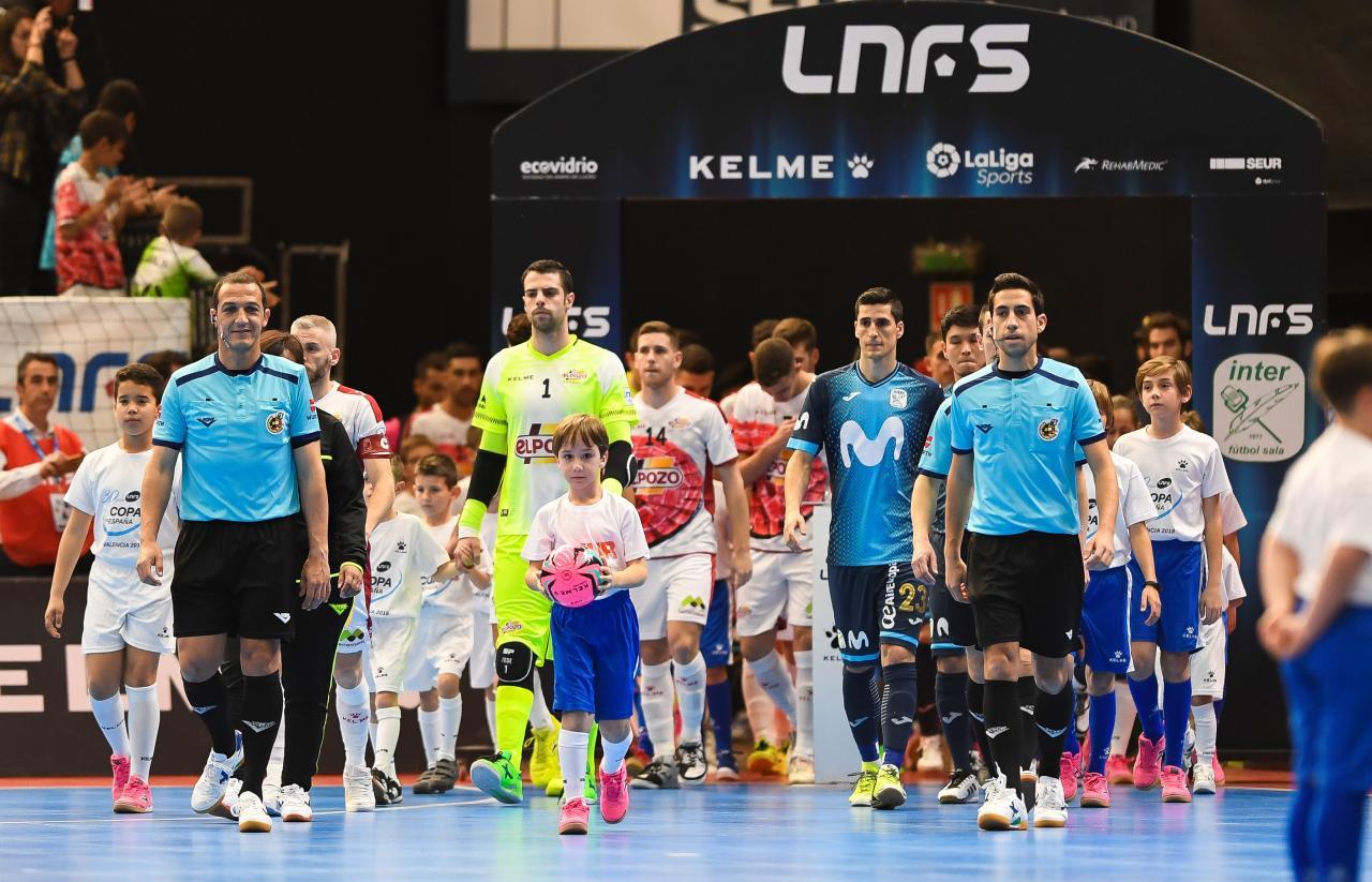 Los jugadores de ElPozo Murcia y Movistar Inter antes de un partido