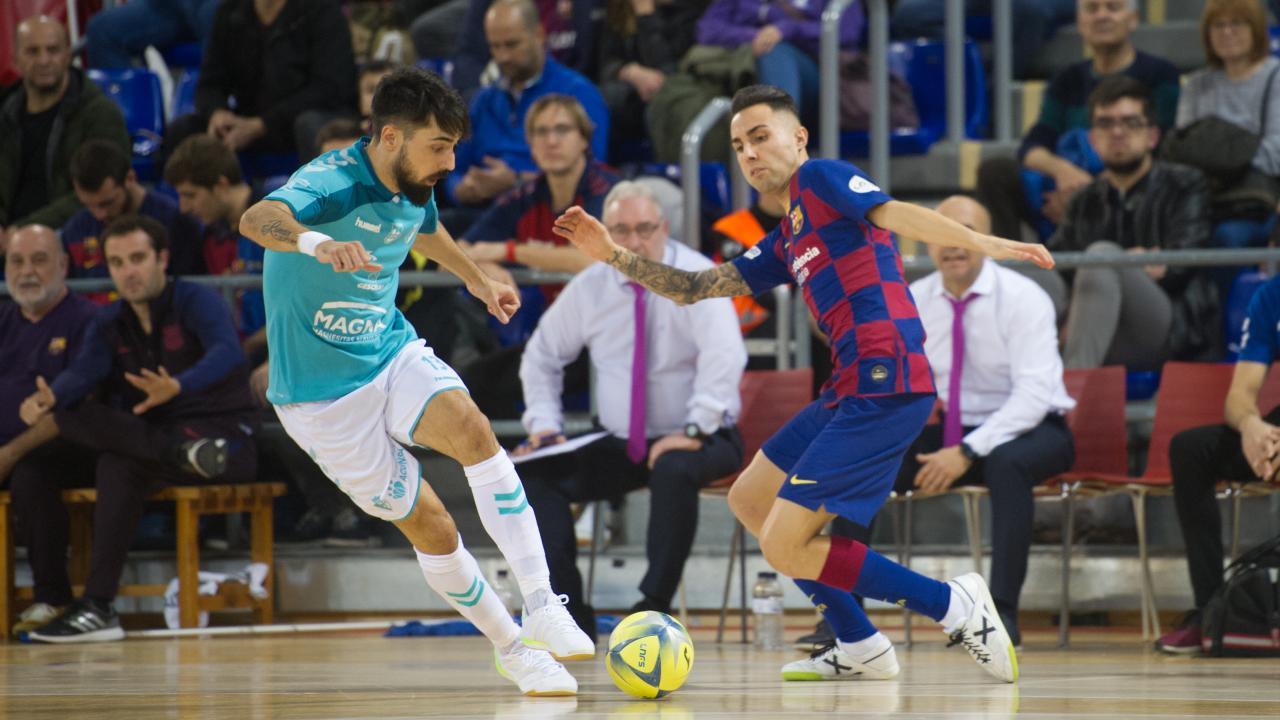 Eric Martel, del C.A. Osasuna Magna, pugna por el balón con Aicardo, del Barça