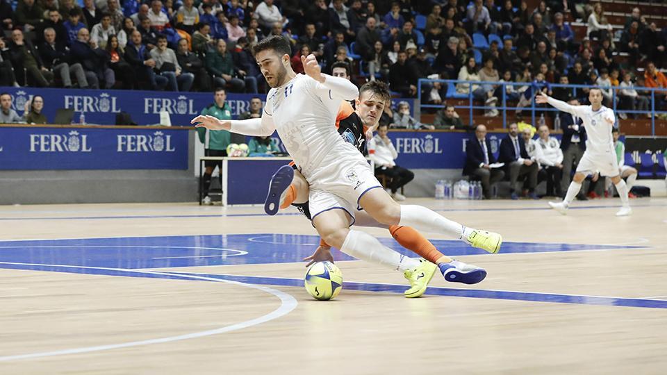 Saura del O Parrulo Ferrol, conduce un balón  Foto: Hugo Nidáguila / Instantes Momentos Fotográficos