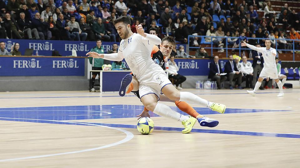 Saura del O Parrulo Ferrol, conduce un balón Foto: Hugo Nidáguila / Instantes Momentos Fotográficos