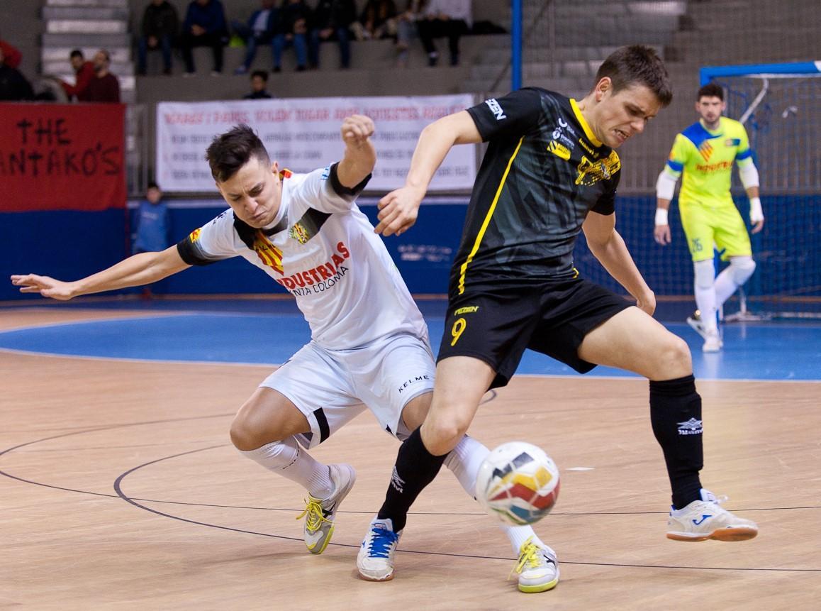 Isma, de O Parrulo Ferrol, y Corso, de Industrias Santa Coloma, pugnan por el balón