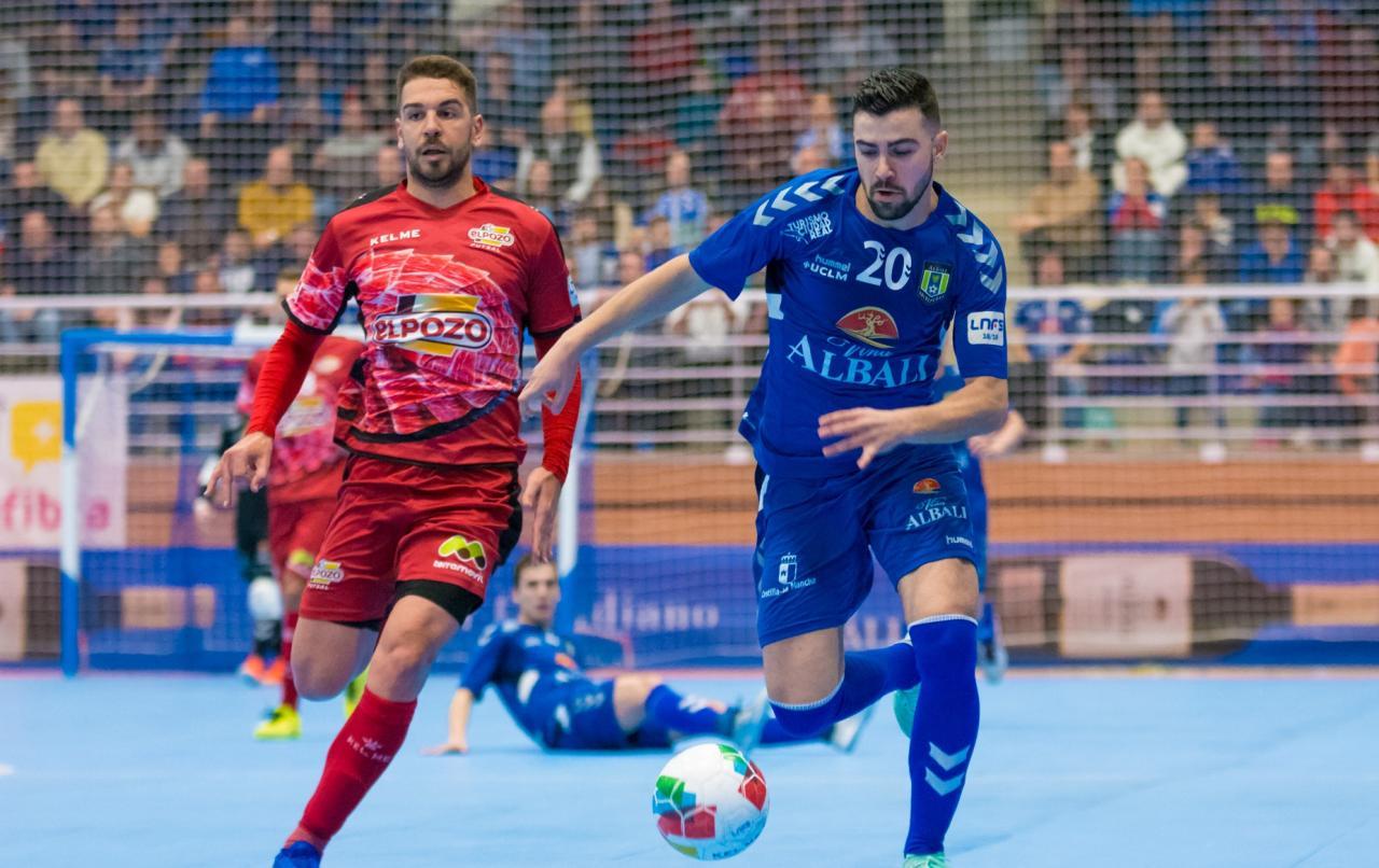 Chino, del Viña Albali Valdepeñas, conduce el balón ante la presencia de Andresito, de ElPozo Murcia 
 Foto: ACP-Valdepeñas