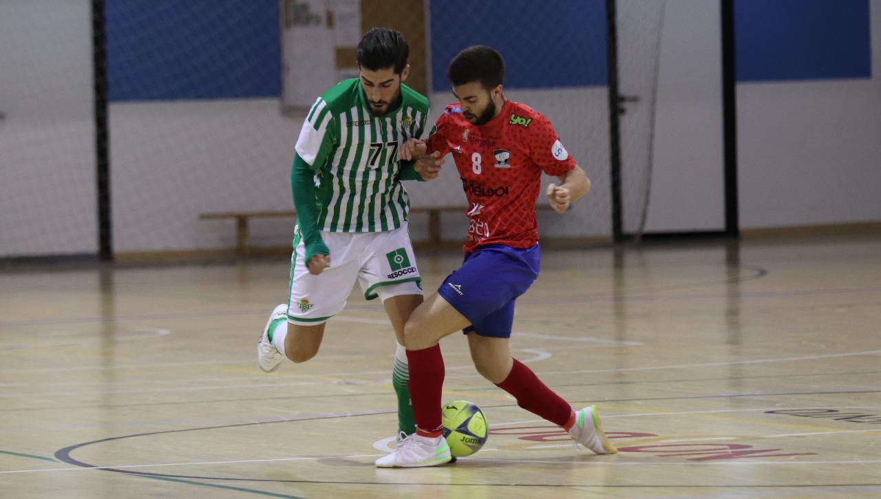 Emilio Buendía, del Real Betis Futsal, y Ureña, del Software DELSOL Mengíbar, pugnan por el balón