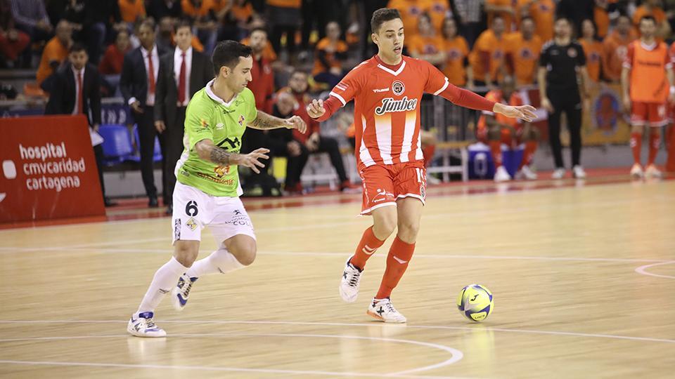 Jesús Izquierdo, jugador del Jimbee Cartagena, conduce el balón ante Joao, del Palma Futsal.