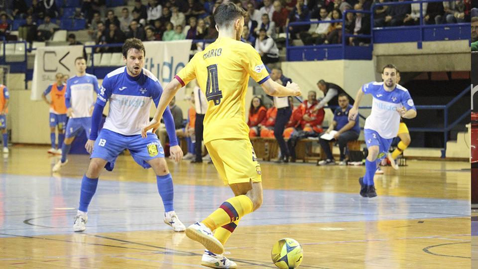 Mario, jugador del Barça B, encara a Rafa Ara, del Nítida Alzir.