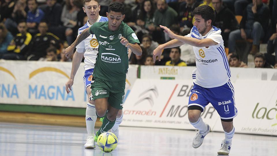 Bynho, jugador del CA Osasuna Magna, ante Óscar Villanueva, del Fútbol Emotion Zaragoza. 