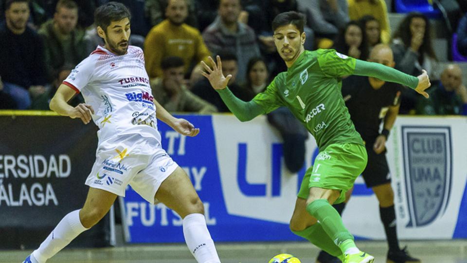 Nando, jugador del BeSoccer CD UMA Antequera, disputa el balón con Palmas, del Noia Portus Apostoli.