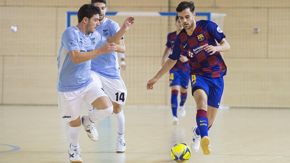 Mario, jugador del Barça B, ante Pepe, del Soliss FS Talavera.