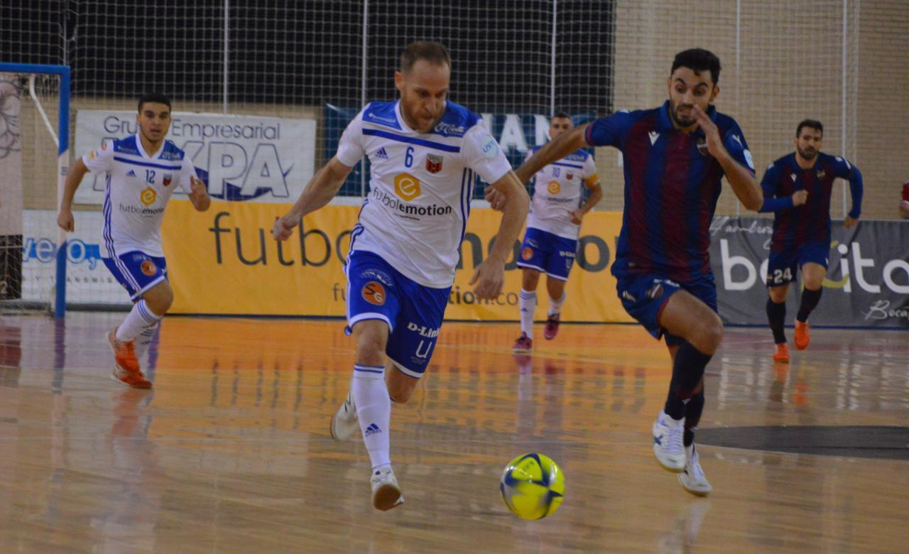 Pedro Cary, del Futbol Emotion Zaragoza, conduce el balón ante Rubi Lemos, de Levante UD FS