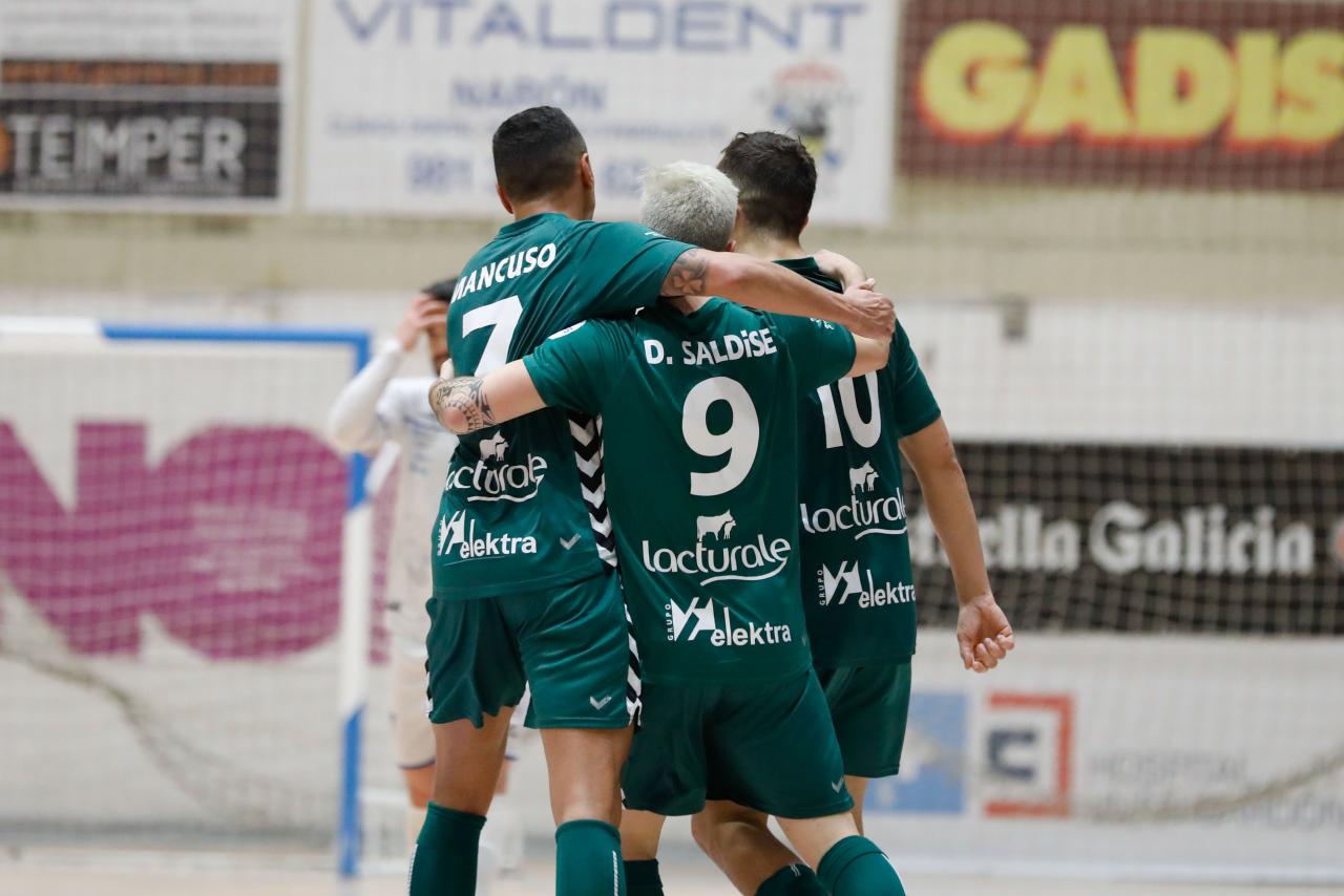 Los jugadores del C.A. Osasuna Magna celebran un gol 