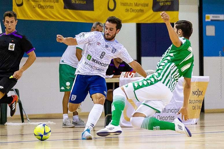 Dani Ramos, del BeSoccer CD UMA Antequera, conduce el balón ante Emilio Buendía, del Real Betis Futsal   Foto: ISO100 Press