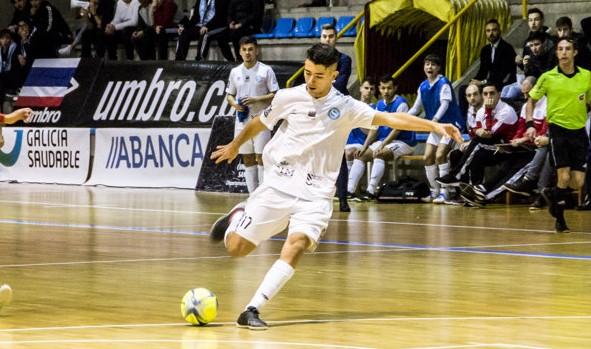 Pirata, jugador de Santiago Futsal, golpea el balón durante un partido