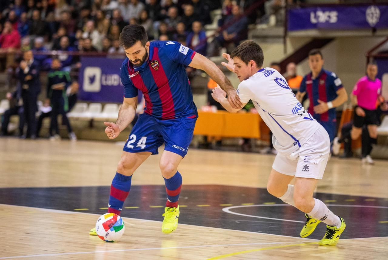 Dani Santos, del Viña Albali Valdepeñas, y Joselito, del Barça, pugnan por el balón 
 Foto: ACP - FSV