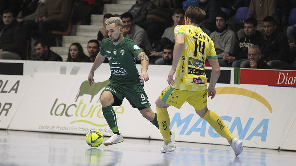 Dani Saldise, jugador del CA Osasuna Magna, ante Alan Brndi, del Jaén Paraíso Interior.