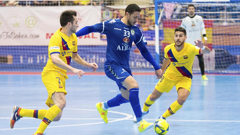 Cainan, jugador del Viña Albali Valdepeñas, ante Adolfo y Dyego, del Barça.