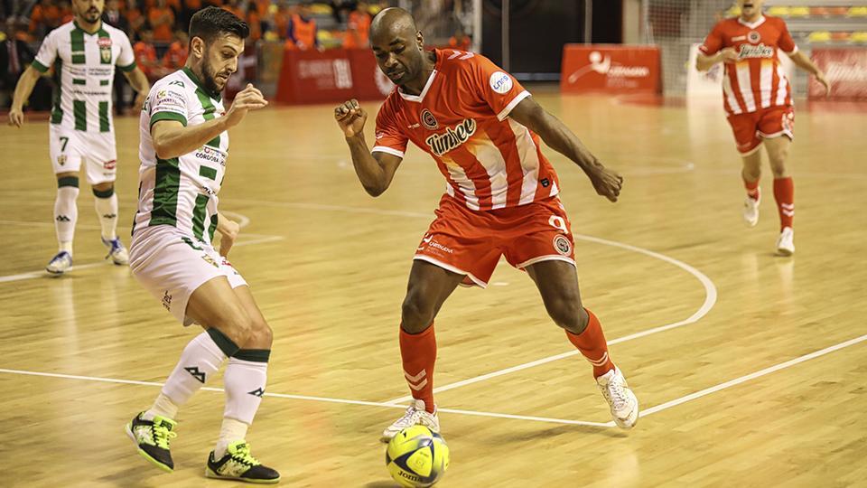 Ique, jugador del Jimbee Cartagena, ante Lolo Jarque, del Córdoba Patrimonio de la Humanidad.