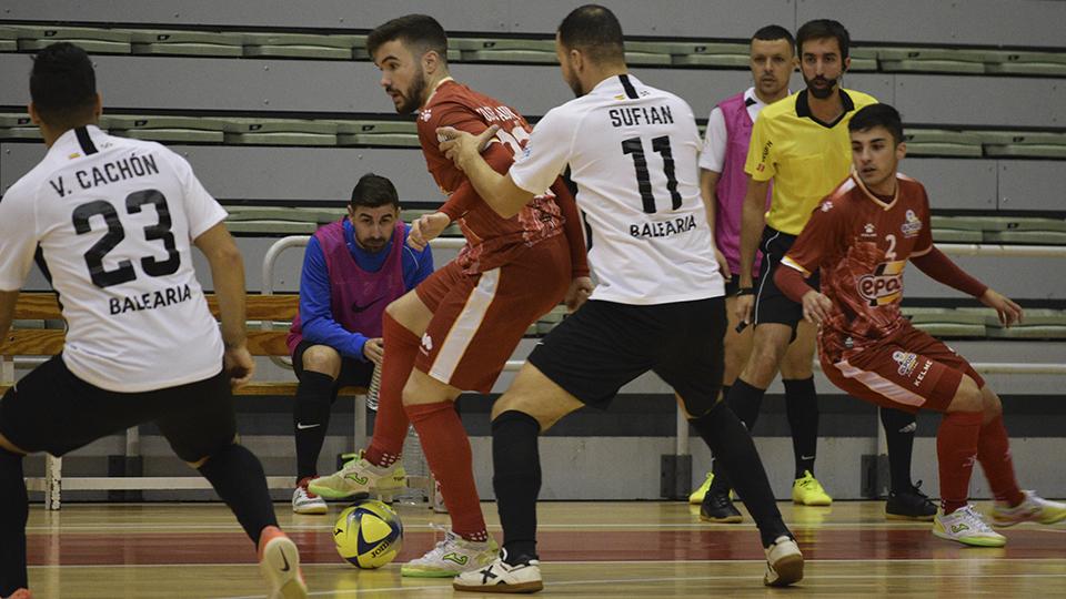 Saura, jugador de ElPozo Ciudad de Murcia, protege el balón ante Sufian, de la Unión África Ceutí.