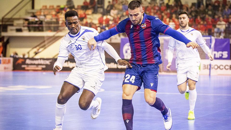 Pedro Toro, jugador del Levante UD FS, pugna por el balón con Hélder, de O Parrulo Ferrol.