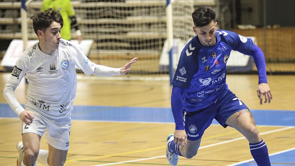 Peloncha, jugador del Bisontes Castellón, ante Alberto, de Santiago Futsal.