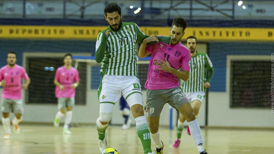 Emilio Buendía, jugador del Real Betis Futsal, ante Álex Fuentes, del BeSoccer CD UMA Antequera.