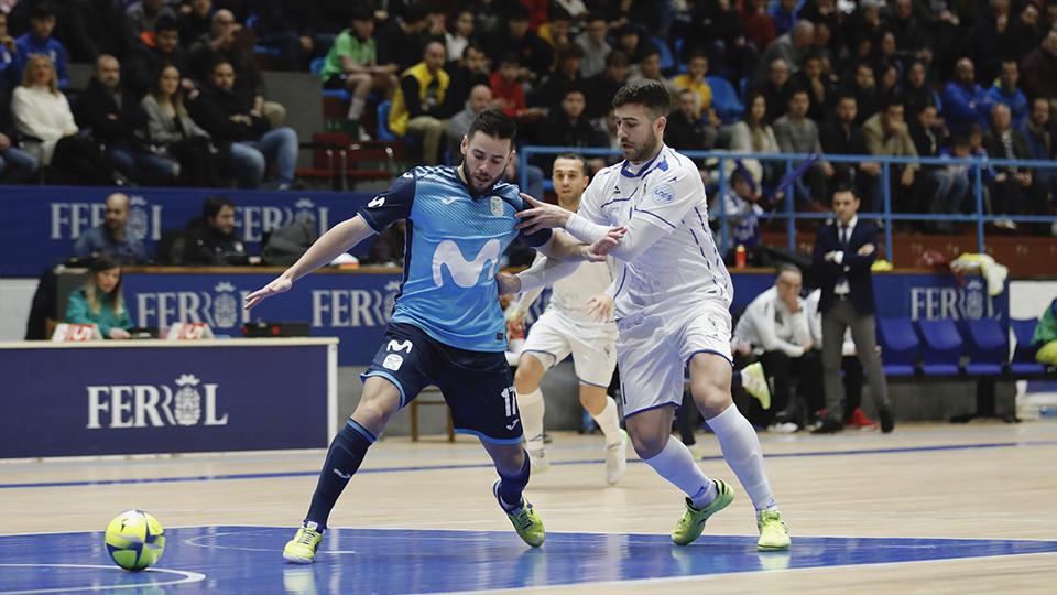 Marlon, jugador de Movistar Inter, ante Diego Núñez, de O Parrulo Ferrol. (Foto: Hugo Nidáguila / Instantes Momentos Fotográficos)