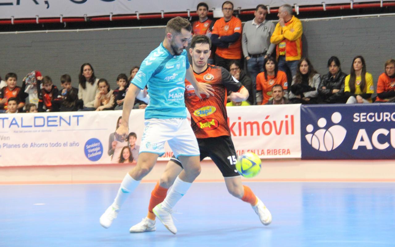 Rafa Usín, del C.A. Osasuna Magna, y Lucas Tripodi, del Aspil Jumpers Ribera Navarra, pugnan por el balón