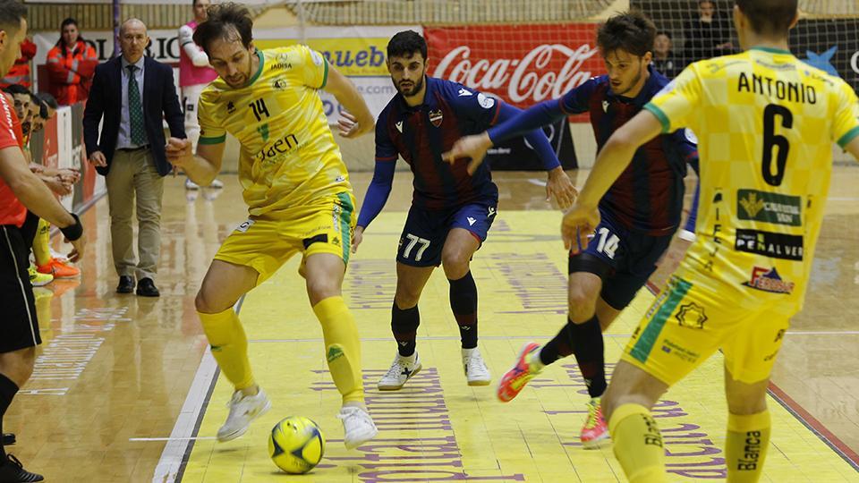 Alan Brandi, jugador del Jaén Paraíso Interior, controla el balón ante Sena, del Levante UD FS.