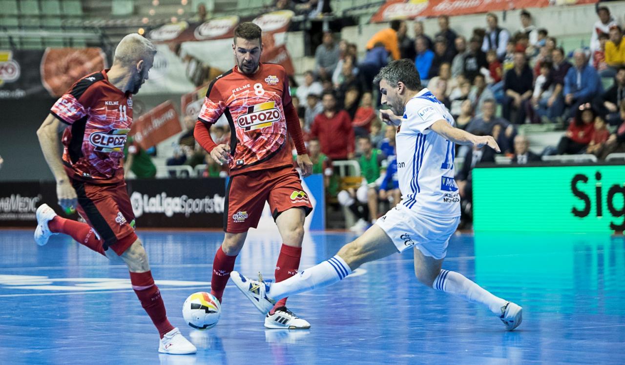 Andresito, de ElPozo Murcia, conduce el balón ante Retamar, de Futbol Emotion Zaragoza