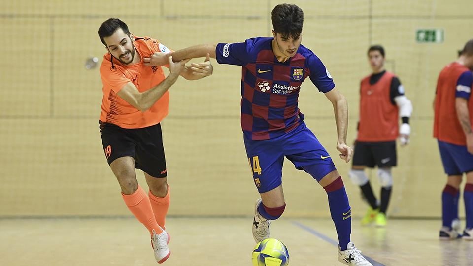 Víctor Pérez, jugador del Barça B, ante Joshu, del Ciudad de Móstoles. 