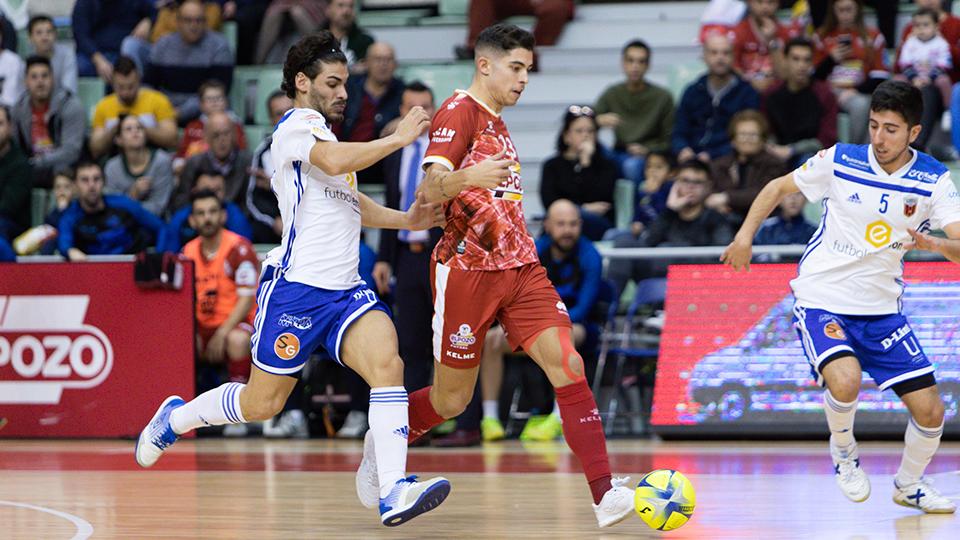 Darío, jugador de ElPozo Murcia, ante Esteban, del Fútbol Emotion Zaragoza.