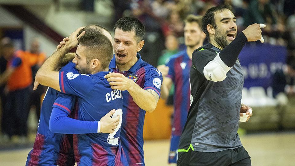 Los jugadores del Levante UD FS celebran un tanto.