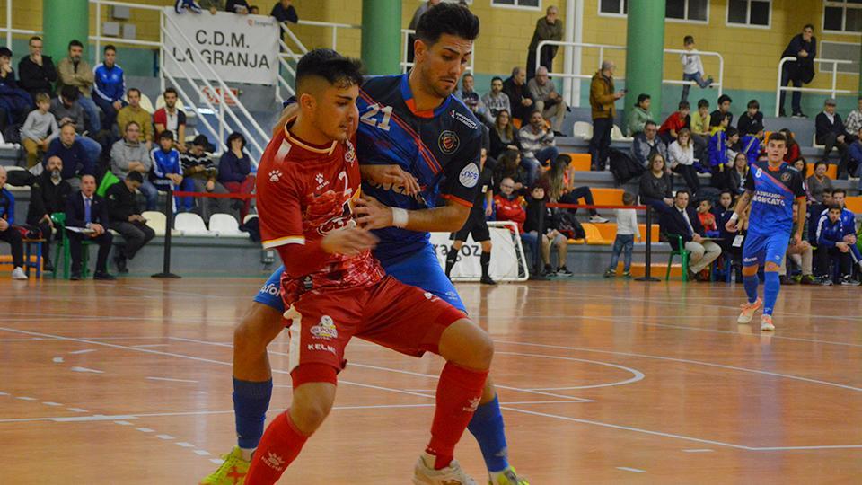 Nacho. jugador de ElPozo Murcia, protege el balón ante Carlos García, de Azulejos Moncayo Colo Colo.