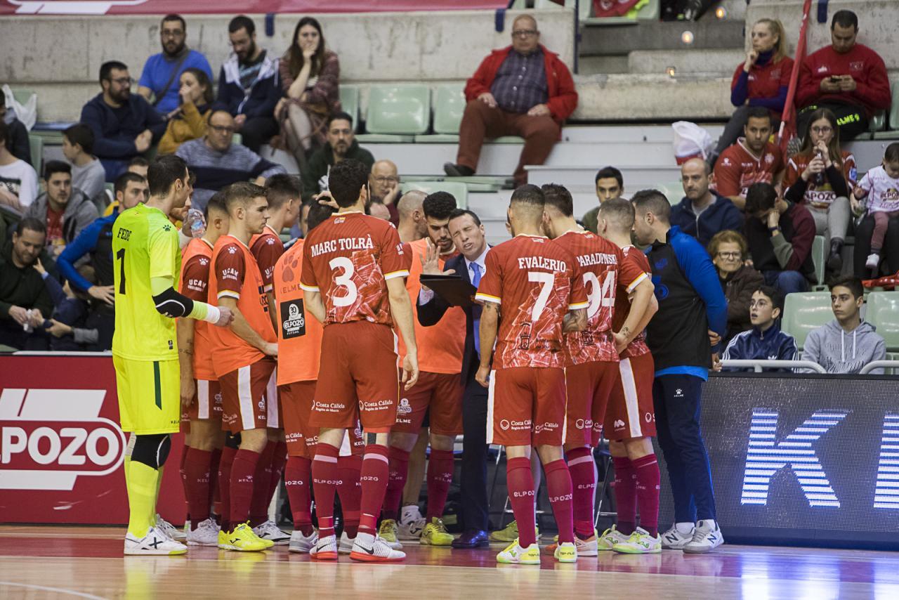 Los jugadores de ElPozo Murcia durante un tiempo muerto