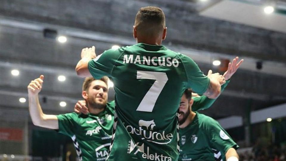 Los jugadores del C.A. Osasuna Magna celebran un gol