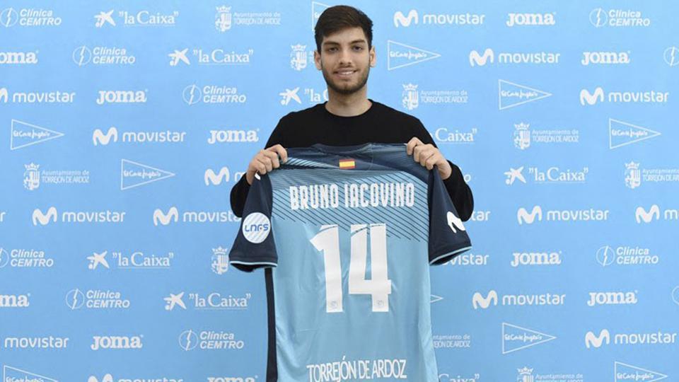 Bruno Iacovino posa con la camiseta de Movistar Inter.