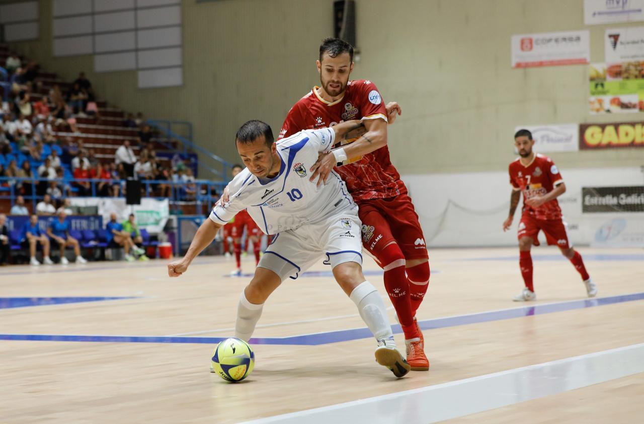 Adri, de O Parrulo Ferrol, protege el balón ante Paradynski, de ElPozo Murcia